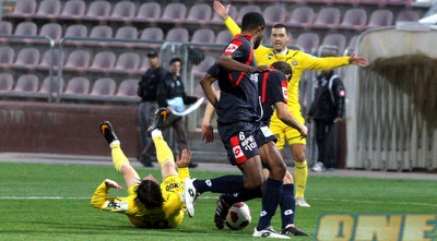 אבידור על הדשא, לואב כיאל עם הכדור (יניב גונן)