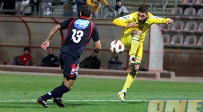 לואב כיאל מנסה לעצור את אלירן עטר (יניב גונן)