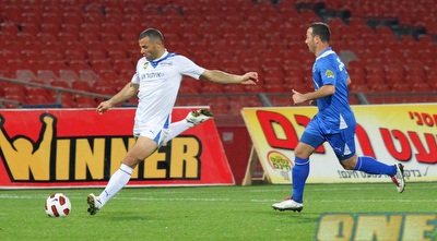 חסארמה בועט, גיא צרפתי מסתכל (שי לוי)