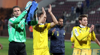 שטראובר, פאביצ´ביץ´ וייני מודים לאוהדים בסיום (יניב גונן)