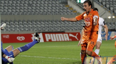 פדרו גלבאן חוגג לאחר השער של שלומי לוי (יוסי ציפקיס)