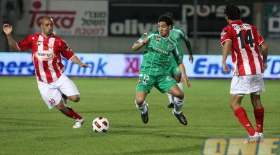 אייל גולסה וליאור ז´אן במאבק על הכדור (עמית מצפה)