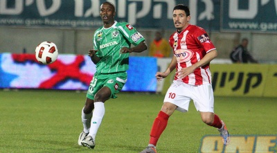 טאלב טוואטחה ודוד רביבו מחפשים את הכדור (עמית מצפה)