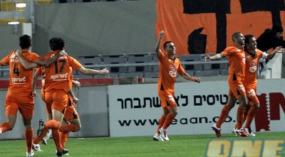 שחקני בני יהודה חוגגים עם פדרו גלבאן (יוסי ציפקיס)