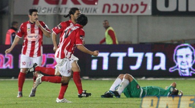 אסולין חוגג, בוקולי פגוע על הדשא (עמית מצפה)