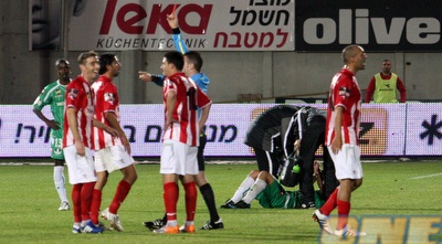 אוראל גרינפלד שולף את האדום לריקרדו פרננדס (עמית מצפה)