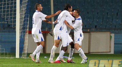 שחקני קרית שמונה חוגגים עם נג´ובו את השני (שי לוי)