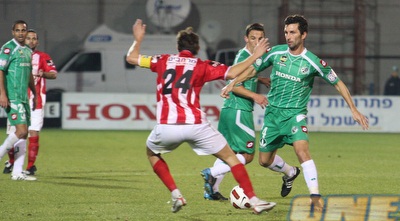 אריק בנאדו מנסה לעבור את מאור מליקסון (עמית מצפה)