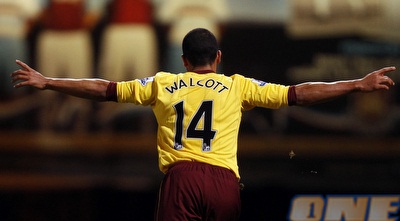 תיאו וולקוט חוגג באפטון פארק (רויטרס)