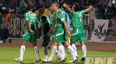 גוסטבו בוקולי חוגג עם החברים את השער (עמית מצפה)