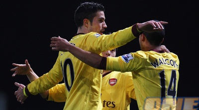 וולקוט ו-ואן פרסי חוגגים את השלישי של ארסנל (GettyImages)