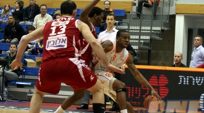 ריימר מורגן מנסה לחדור מול עידו קוז´יקרו (מור שאולי)