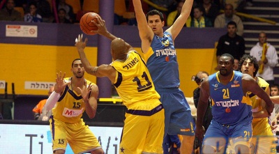 פאוול עולה לסל מול פניני (יניב גונן)