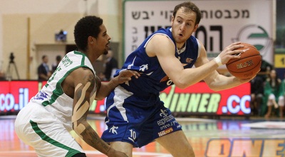 דן גרונפלד מקבל שמירה צמודה מלנדסברג (עמית מצפה)