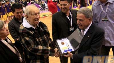 מיכה שמבן זוכה לכבוד משמעון מזרחי לפני פתיחת המשחק (יניב גונן)