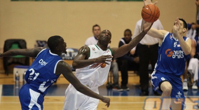 מרקו קילינגסוורת´ מסתבך מול שון ג´יימס (עמית מצפה)