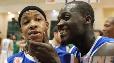 &qout;תחייך, ניצחנו!&qout;. שון ג´יימס מנסה לעודד את ריברה (עמית מצפה)