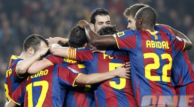 ברצלונה חוגגת בקאמפ נואו מול מלאגה, הערב (רויטרס) ברצלונה חוגגת בקאמפ נואו מול מלאגה, הערב (רויטרס)