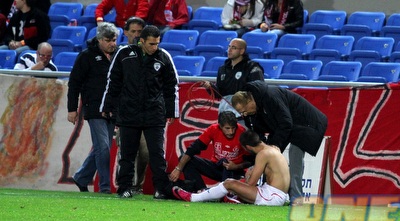 איתי שכטר לאחר הפציעה. מי יחתום על הצ´ק למחליף שלו? (שי לוי)