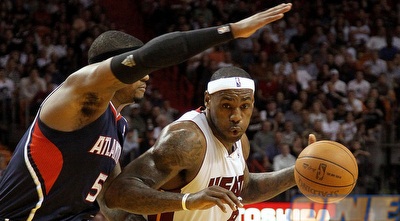 לברון מול ג&acute;וש סמית&acute; (GettyImages)