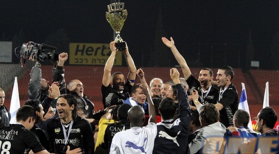 שחקני קרית שמונה חוגגים עם הגביע (יוסי ציפקיס)