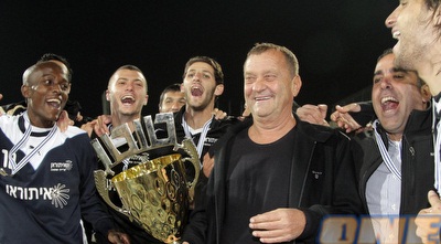 איזי שרצקי עם הגביע (יוסי ציפקיס)