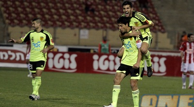 ריקן ועידן טל חוגגים את השער מול ב&qout;ש. ימשיכו לקבל קרדיט (יוסי ציפקיס)