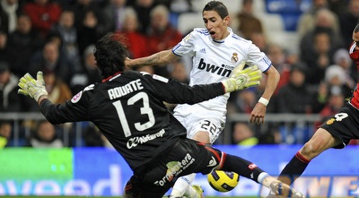 דודו אוואט עוצר את אנחל די מריה (רויטרס)