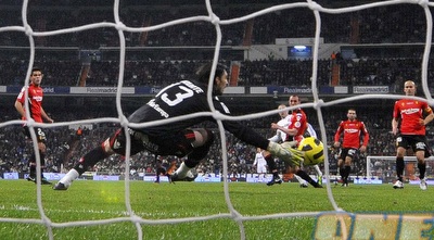 הבכדור של בנזמה מכניע את אוואט (רויטרס)