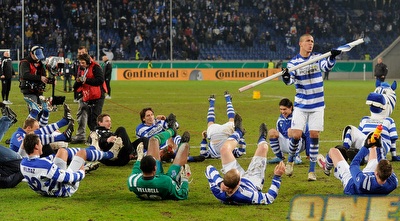 שחקני דואיסבורג חוגגים (GettyImages)