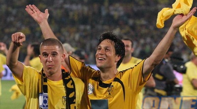 ורד וטל חוגגים גביע בבית&qout;ר. עידן אחד בכל צד של המשחק (עמית מצפה)