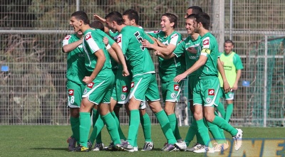 שחקני חיפה חוגגים את שער היתרון של שאדי שעבאן (עמית מצפה)