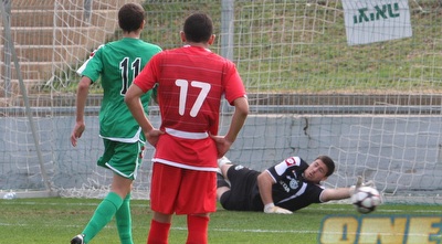 שטראוס לא מסתדר עם הכדור של ארתור אטצזיאנוב (עמית מצפה)