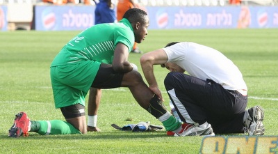 איינוגבה מקבל טיפול (משה חרמון) איינוגבה מקבל טיפול (משה חרמון)