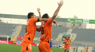 שלו מנשה בטירוף לאחר השער (משה חרמון) שלו מנשה בטירוף לאחר השער (משה חרמון)