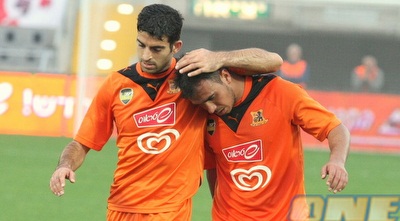 מנשה וגלבאן. כובשי השערים יורדים מהמגרש מנצחים (משה חרמון) מנשה וגלבאן. כובשי השערים יורדים מהמגרש מנצחים (משה חרמון)