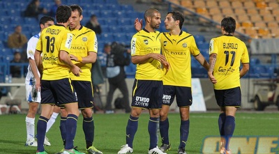 שחקני מכבי ת&qout;א לאחר השער העצמי המפתיע של גל כהן (שי לוי)