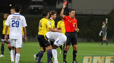 אדו מקבל כרטיס אדום (שי לוי)