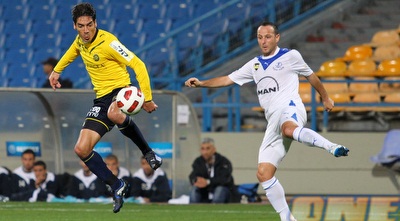 יואב זיו מתעופף באוויר מול גיא צרפתי (שי לוי)