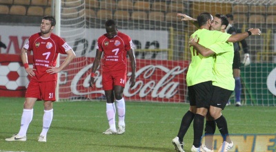 כנפו מחבק את פלצ´וק, ליפניה ורואש מדוגאים (עמית מצפה)