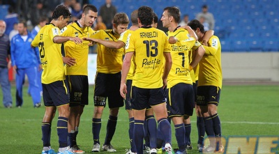 שחקני מכבי ת&qout;א בחיבוק קבוצתי בתום הניצחון (שי לוי)