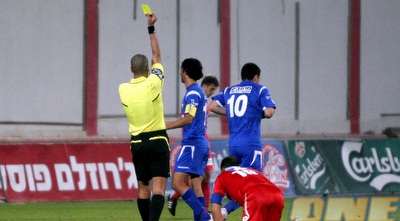 אביתר אילוז מקבל את הכרטיס הצהוב (יניב גונן)