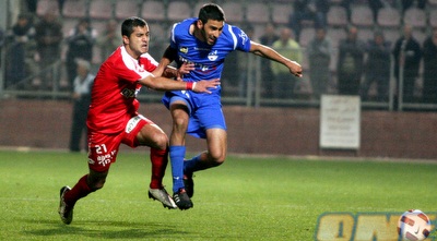 אופיר דוידזאדה ואחמד קסום במאבק על הכדור (יניב גונן)