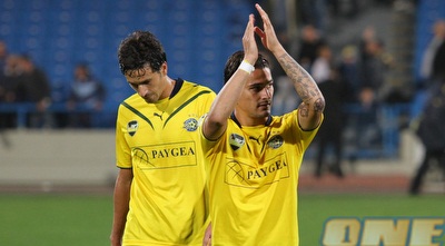 בוזגלו מודה לקהל. סטרול מאחוריו (שי לוי)