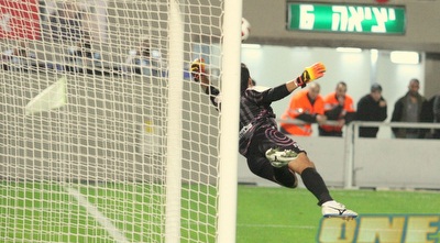 אריאס מתעופף לכדור החופשי של טועמה (משה חרמון)