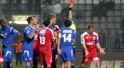 קוסטדין אזורוב רואה את הכרטיס האדום (יניב גונן)