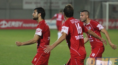 עדן בן בסט חוגג עם החברים (עמית מצפה)