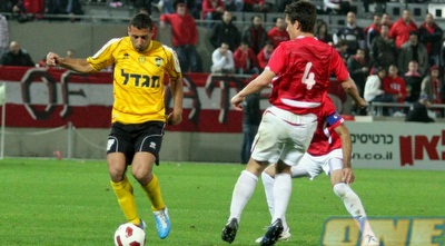 אחמד סבע מנסה להתגבר על בונדר (משה חרמון)