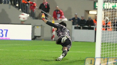 אריאס עוצר את הפנדל (משה חרמון)