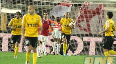 סבע מחזיר את הכדור למרכז המגרש אחרי השער המצמק (משה חרמון)